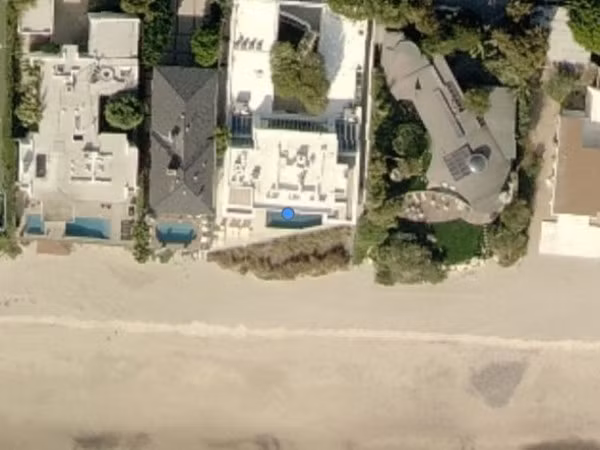 3. Paul Allen Người đồng sáng lập ra Microsoft, CEO Paul Allen, đang cố gắng bán hòn đảo riêng của mình nhưng ông vẫn còn một khu nghỉ dưỡng khác ở Malibu (California, Mỹ). Biệt thự này đã “ngốn” mất của ông 25 triệu USD. 3. Paul Allen Người đồng sáng lập ra Microsoft, CEO Paul Allen, đang cố gắng bán hòn đảo riêng của mình nhưng ông vẫn còn một khu nghỉ dưỡng khác ở Malibu (California, Mỹ). Biệt thự này đã “ngốn” mất của ông 25 triệu USD.