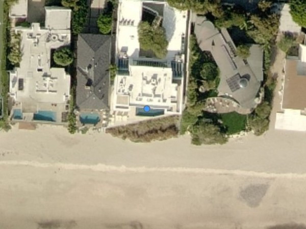 3. Paul Allen Người đồng sáng lập ra Microsoft, CEO Paul Allen, đang cố gắng bán hòn đảo riêng của mình nhưng ông vẫn còn một khu nghỉ dưỡng khác ở Malibu (California, Mỹ). Biệt thự này đã “ngốn” mất của ông 25 triệu USD. 3. Paul Allen Người đồng sáng lập ra Microsoft, CEO Paul Allen, đang cố gắng bán hòn đảo riêng của mình nhưng ông vẫn còn một khu nghỉ dưỡng khác ở Malibu (California, Mỹ). Biệt thự này đã “ngốn” mất của ông 25 triệu USD.