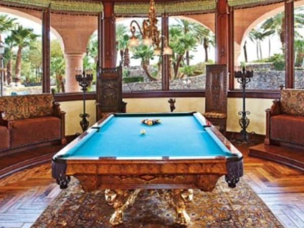 Toàn bộ dãy nhà rộng khoảng 1.700 m2, gồm 4 phòng khách rộng 172 m2, một phòng chơi game và nhiều đài phun nước bao quanh. Toàn bộ dãy nhà rộng khoảng 1.700 m2, gồm 4 phòng khách rộng 172 m2, một phòng chơi game và nhiều đài phun nước bao quanh.