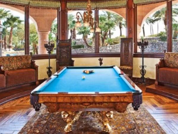 Toàn bộ dãy nhà rộng khoảng 1.700 m2, gồm 4 phòng khách rộng 172 m2, một phòng chơi game và nhiều đài phun nước bao quanh. Toàn bộ dãy nhà rộng khoảng 1.700 m2, gồm 4 phòng khách rộng 172 m2, một phòng chơi game và nhiều đài phun nước bao quanh.