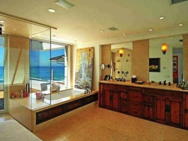 Toàn bộ dãy này có 5 phòng ngủ, một bể bơi trên trên sân thượng, một phòng chiếu phim và một phòng tập thể hình. Hơn thế nữa, nó còn có một phòng tắm lớn hơn phòng tắm của bất kỳ căn hộ nào ở thành phố New York. Toàn bộ dãy này có 5 phòng ngủ, một bể bơi trên trên sân thượng, một phòng chiếu phim và một phòng tập thể hình. Hơn thế nữa, nó còn có một phòng tắm lớn hơn phòng tắm của bất kỳ căn hộ nào ở thành phố New York.