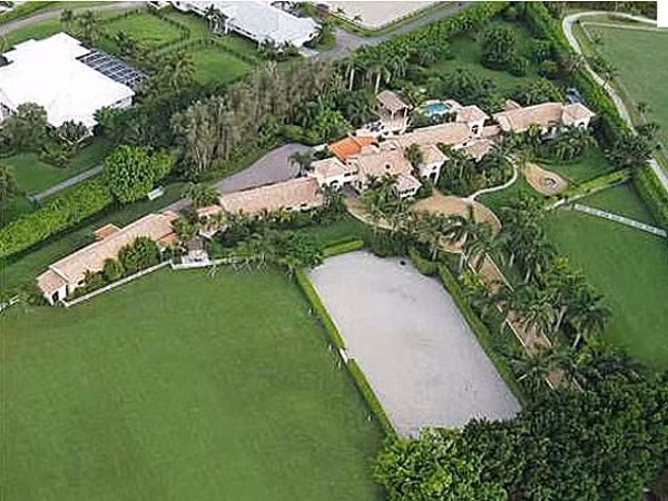 1. Bill Gates Bill Gates thường hay lui tới căn biệt thự ở Wellington (Florida, Mỹ). Mùa đông năm ngoái, vị tỷ phú công nghệ giàu nhất thế giới đã cho thuê căn biệt căn biệt thự này với giá 600.000 USD/tháng. 1. Bill Gates Bill Gates thường hay lui tới căn biệt thự ở Wellington (Florida, Mỹ). Mùa đông năm ngoái, vị tỷ phú công nghệ giàu nhất thế giới đã cho thuê căn biệt căn biệt thự này với giá 600.000 USD/tháng.