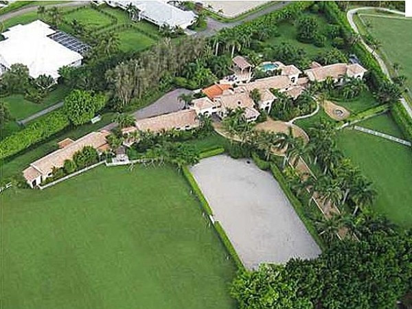 1. Bill Gates Bill Gates thường hay lui tới căn biệt thự ở Wellington (Florida, Mỹ). Mùa đông năm ngoái, vị tỷ phú công nghệ giàu nhất thế giới đã cho thuê căn biệt căn biệt thự này với giá 600.000 USD/tháng. 1. Bill Gates Bill Gates thường hay lui tới căn biệt thự ở Wellington (Florida, Mỹ). Mùa đông năm ngoái, vị tỷ phú công nghệ giàu nhất thế giới đã cho thuê căn biệt căn biệt thự này với giá 600.000 USD/tháng.