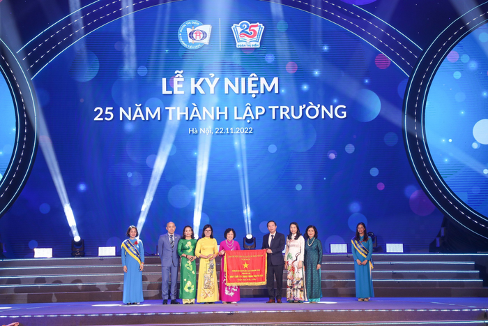 Nhà giáo Nhân dân Nguyễn Thị Hiền - Chủ tịch Hội đồng Quản trị Trường Tiểu học Đoàn Thị Điểm – Hà Nội (đứng thứ 5 từ trái sang) tại lễ kỷ niệm 25 năm thành lập trường. Đoàn Thị Điểm1.png