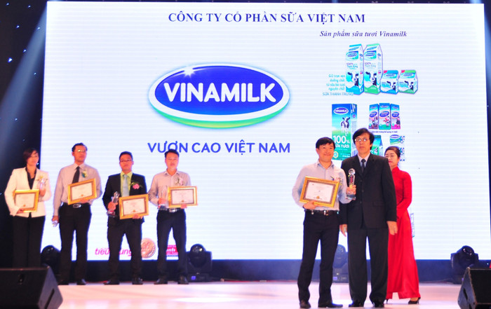 Ông Đỗ Thanh Tuấn, Trưởng bộ phận Đối ngoại Vinamilk đại diện công ty nhận giải thưởng tại lễ công bố thương hiệu “Tin và Dùng” Ông Đỗ Thanh Tuấn, Trưởng bộ phận Đối ngoại Vinamilk đại diện công ty nhận giải thưởng tại lễ công bố thương hiệu “Tin và Dùng”