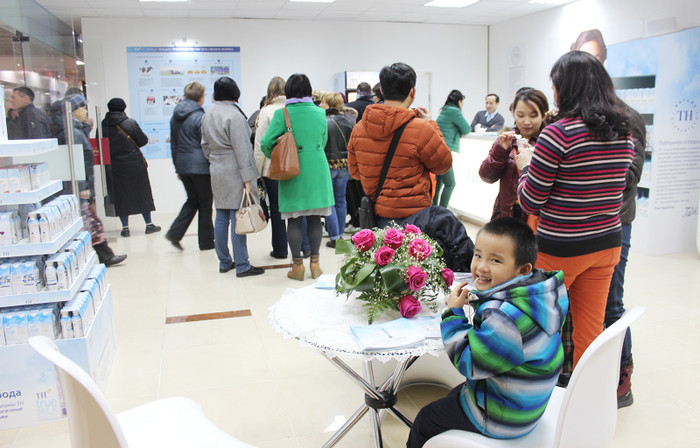 Một bà mẹ Nga mua kem tươi TH true MILK cho con nhỏ. Một bà mẹ Nga mua kem tươi TH true MILK cho con nhỏ.