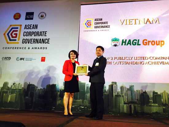 Đại diện Hoàng Anh Gia Lai nhận Giải thưởng Quản trị Doanh nghiệp ASEAN 2015 (ảnh nguồn Tập đoàn Hoàng Anh Gia Lai) Đại diện Hoàng Anh Gia Lai nhận Giải thưởng Quản trị Doanh nghiệp ASEAN 2015 (ảnh nguồn Tập đoàn Hoàng Anh Gia Lai)