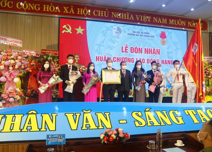 Trường Đại học Ngoại ngữ Đà Nẵng vinh dự đón nhân Huân chương Lao động hạng Ba. Ảnh: AN Trường Đại học Ngoại ngữ Đà Nẵng vinh dự đón nhân Huân chương Lao động hạng Ba. Ảnh: AN