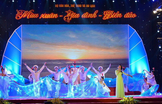 Tiết mục Văn nghệ của Chương trình về Chủ đề Biển đảo Tiết mục Văn nghệ của Chương trình về Chủ đề Biển đảo