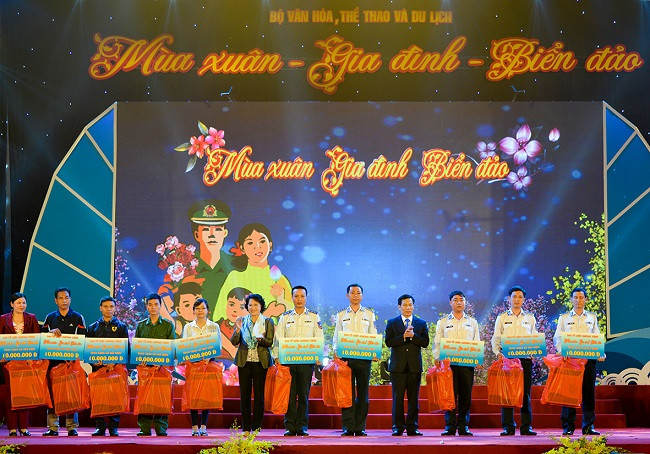 Bà Nguyễn Thị Kim Ngân, Ủy viên Bộ Chính trị, Chủ tịch Quốc hội nước CHXHCNVN và ông Nguyễn Ngọc Thiện, Bộ trưởng Bộ Văn hóa, Thể thao và Du lịch trao quà và sổ tiết kiệm cho các chiến sĩ và gia đình chiến sĩ Bà Nguyễn Thị Kim Ngân, Ủy viên Bộ Chính trị, Chủ tịch Quốc hội nước CHXHCNVN và ông Nguyễn Ngọc Thiện, Bộ trưởng Bộ Văn hóa, Thể thao và Du lịch trao quà và sổ tiết kiệm cho các chiến sĩ và gia đình chiến sĩ