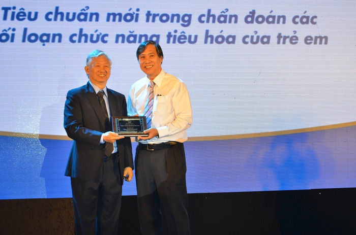 GS-TS Nguyễn Gia Khánh, Phó Chủ tịch Hội Nhi khoa Việt Nam đã trao kỷ niệm chương cho ông Trần Quốc Huân - Phó Tổng giám đốc Công ty FrieslandCampina Việt Nam. GS-TS Nguyễn Gia Khánh, Phó Chủ tịch Hội Nhi khoa Việt Nam đã trao kỷ niệm chương cho ông Trần Quốc Huân - Phó Tổng giám đốc Công ty FrieslandCampina Việt Nam.