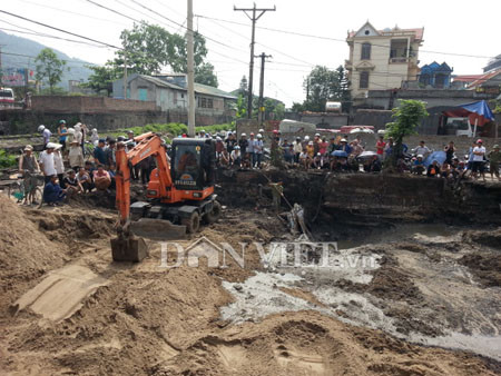Hiện trường vụ đào móng nhà thấy quan tài Hiện trường vụ đào móng nhà thấy quan tài