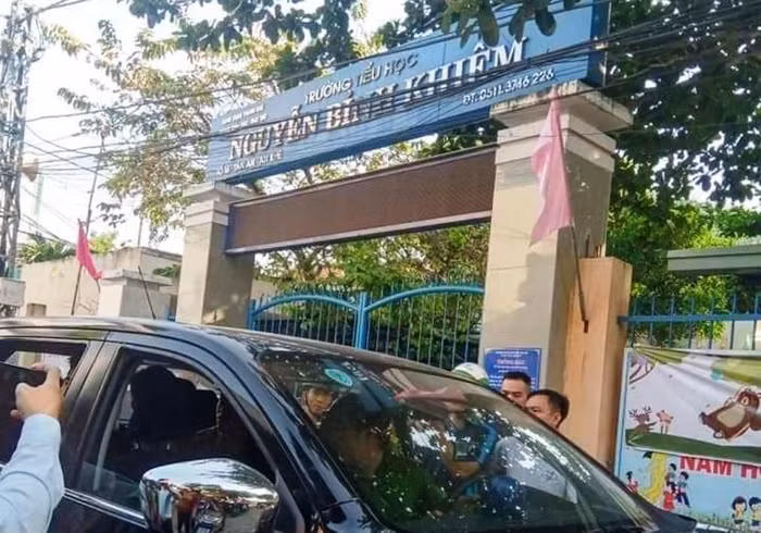 Cơ quan công an bắt giữ đối tượng lẻn vào trường tiểu học lấy dây chuyền của học sinh. Cơ quan công an bắt giữ đối tượng lẻn vào trường tiểu học lấy dây chuyền của học sinh.