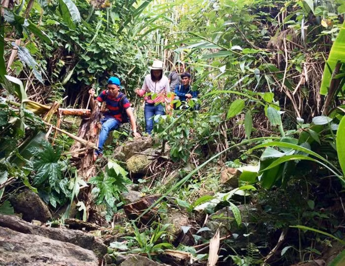 Giáo viên vượt rừng núi hiểm trở vào các điểm trường xa xôi giữa đại ngàn Trường Sơn (Quảng Nam). Ảnh: AN Giáo viên vượt rừng núi hiểm trở vào các điểm trường xa xôi giữa đại ngàn Trường Sơn (Quảng Nam). Ảnh: AN