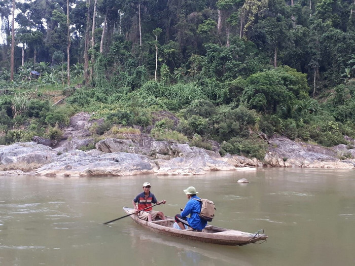 Giáo viên vượt suối vào các điểm trường miền núi của Quảng Nam. Ảnh: TT Giáo viên vượt suối vào các điểm trường miền núi của Quảng Nam. Ảnh: TT