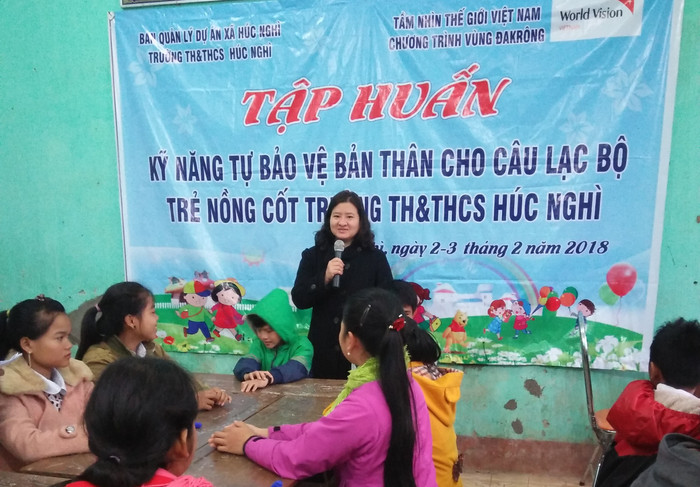 Vượt bao nhiêu khó khăn, giờ cô Lý đã là giáo viên Tổng phụ trách đội giỏi (ảnh do nhân vật cung cấp).