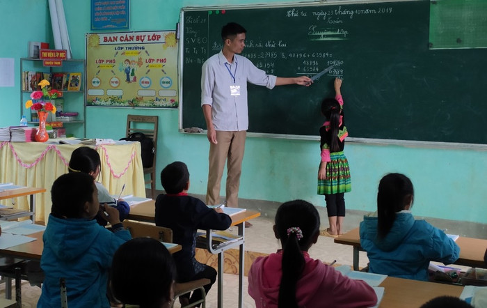Thầy Nguyễn Thanh Bình đã có hơn 20 năm dạy học ở vùng núi Hà Giang (ảnh do nhân vật cung cấp). Thầy Nguyễn Thanh Bình đã có hơn 20 năm dạy học ở vùng núi Hà Giang (ảnh do nhân vật cung cấp).