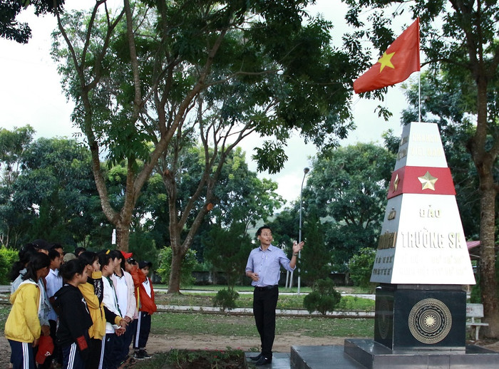 Thầy giáo Tổng phụ trách đội đam mê với giáo dục lý tưởng! ảnh 1