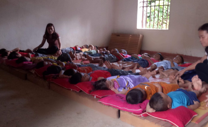 Hàng ngày, cô Thắm và đồng nghiệp chăm sóc các em nhỏ như chăm sóc chính con của mình (ảnh do nhân vật cung cấp). Hàng ngày, cô Thắm và đồng nghiệp chăm sóc các em nhỏ như chăm sóc chính con của mình (ảnh do nhân vật cung cấp).