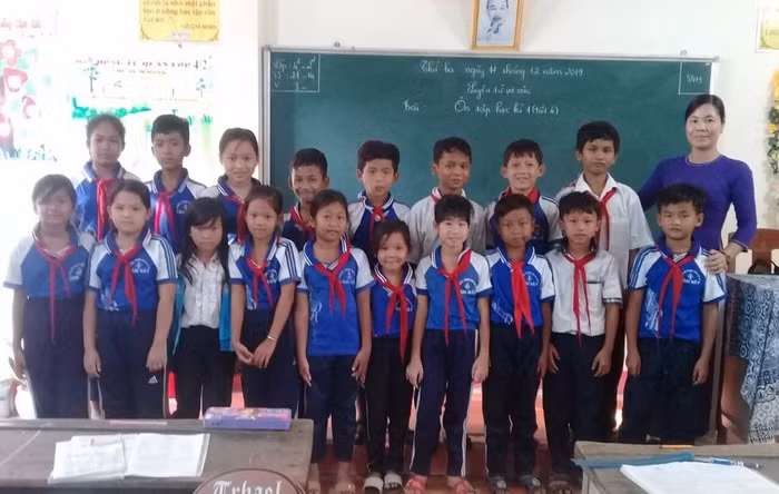 20 năm gắn bó dạy học nơi vùng đất Vàm Rầy, cô Lan Anh đã có nhiều đóng góp cho sự nghiệp giáo dục nơi đây (ảnh do nhân vật cung cấp).