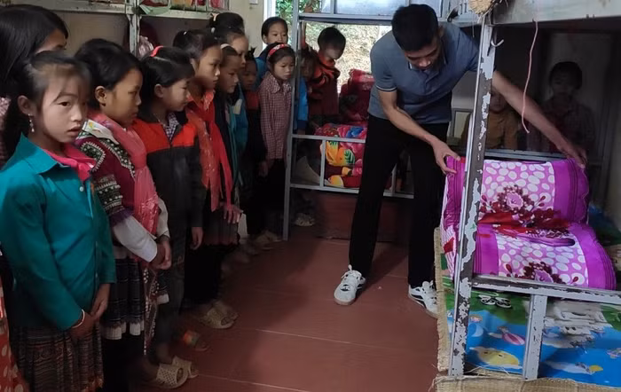 Làm thầy giáo dạy học trò bán trú chả khác gì làm cha, mẹ!