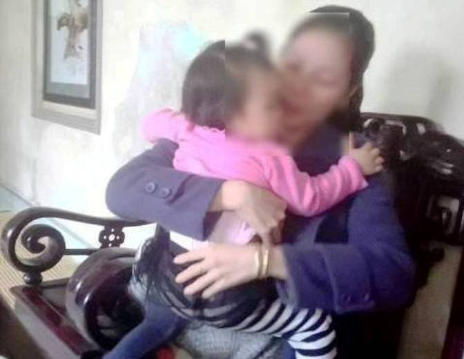 Cháu V. ôm chặt lấy mẹ khi thấy người lạ đến. Ảnh:TL Cháu V. ôm chặt lấy mẹ khi thấy người lạ đến. Ảnh:TL