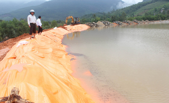 Hồ Hóc Mít đang được gia cố để tránh sạt lỡ