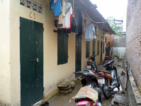 Tháng cuối năm, các chủ nhà trọ thi nhau tăng giá nhà, giá điện nước theo kiểu ăn theo, tát nước theo mưa khiến sinh viên một phen méo mặt. (Ảnh Thu Hòe) Tháng cuối năm, các chủ nhà trọ thi nhau tăng giá nhà, giá điện nước theo kiểu ăn theo, tát nước theo mưa khiến sinh viên một phen méo mặt. (Ảnh Thu Hòe)