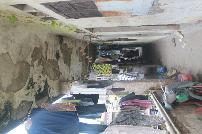 Vữa trên trần tróc vữa thấm dột.