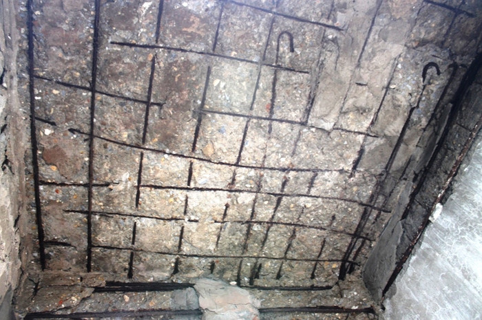 Chiếu nghỉ cầu thang bộ lên tầng 2 khu nhà tróc vữa trơ sắt .