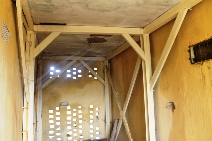 Trời mưa nước róc từ mái, dọc theo tường cầu thang khiến các căn hộ gần cầu thang bị nước ngấm vào nhà.