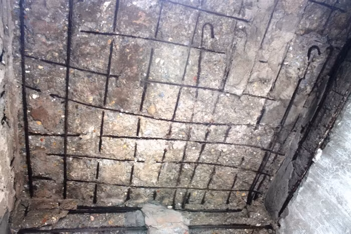 Chiếu nghỉ cầu thang bộ lên tầng 2 khu nhà tróc vữa trơ sắt .