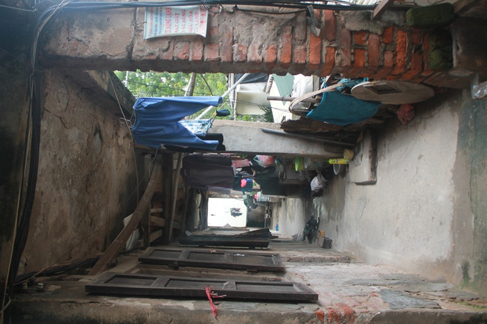 Tường và cột tại khu tập thể tróc vữa, trơ gạch.