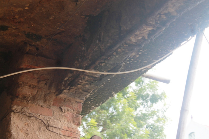 Toàn bộ rầm tầng 2 khu tập thể H36 bị tróc vữa, trơ sắt.