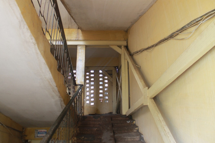 Lo lắng nguy cơ nhà sập, người dân tại Nhà E6 khu tập thể Thành Công (Ba Đình, Hà Nội) đã phải gia cố khung thép tại khu vực trọng yếu.