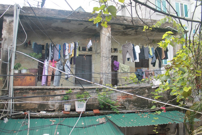 Khu nhà H36 được xây dựng hơn 30 năm giờ đã xuống cấp nghiêm trọng.