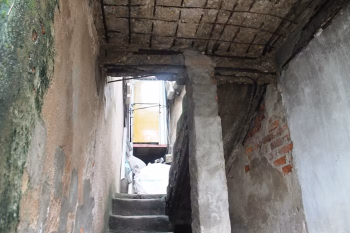 Để tránh sập, người dân phải đổ trụ để chống vào phần chiếu nghỉ.