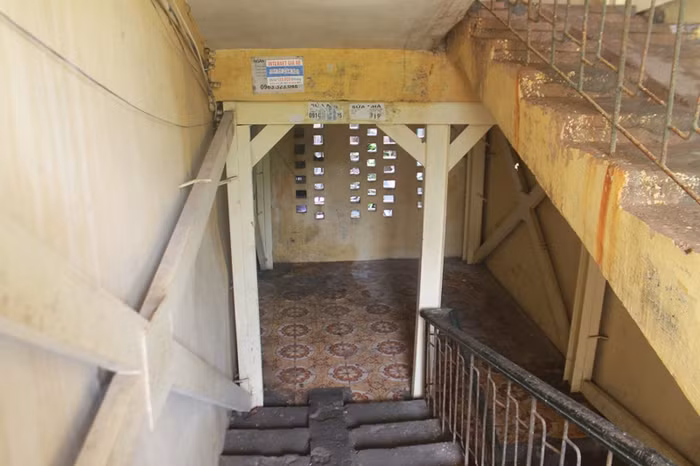 Nhà E6 khu tập thể Thành Công là một trong chung cư cũ xuống cấp nghiêm trọng thủ đô.