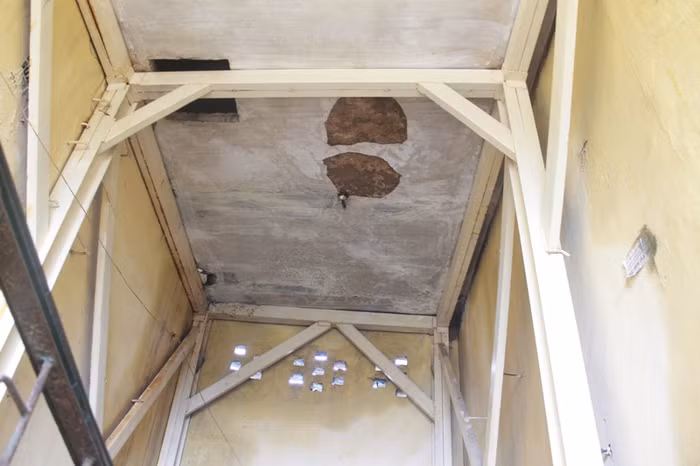 Bộ khung thép gia cố tại Nhà E6 khu tập thể Thành Công trở thành xương sống của tòa nhà, tuy nhiên đây chỉ là giải pháp tình thế.