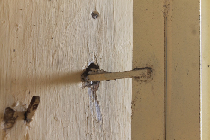 Khoan gia cố khung thép vào tường.