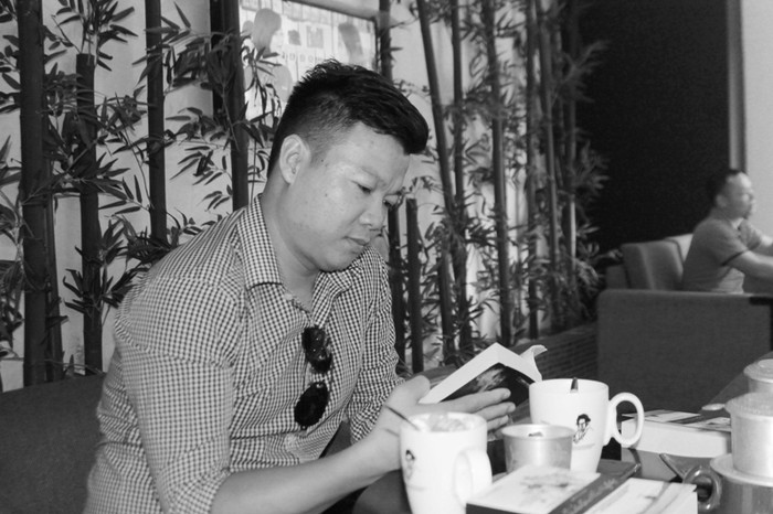 "Người ta chỉ tặng sách khi yêu quý tôn trọng nhau". "Người ta chỉ tặng sách khi yêu quý tôn trọng nhau".