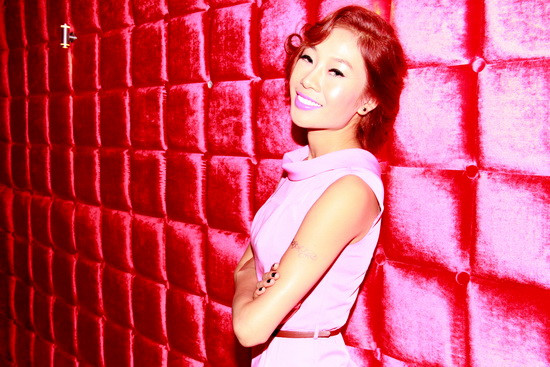 Mặc dù còn có cảm giác e ngại và thiếu tự nhiên, nhưng Hồng Hà lại nhận được thái độ quan tâm nhẹ nhàng và tích cực từ mọi người. Điều đó thể hiện phần nào sự cảm thông, chia sẻ và đồng cảm từ phía công chúng dành cho những nghệ sĩ lầm lỡ, biết làm lại cuộc đời. Mặc dù còn có cảm giác e ngại và thiếu tự nhiên, nhưng Hồng Hà lại nhận được thái độ quan tâm nhẹ nhàng và tích cực từ mọi người. Điều đó thể hiện phần nào sự cảm thông, chia sẻ và đồng cảm từ phía công chúng dành cho những nghệ sĩ lầm lỡ, biết làm lại cuộc đời.