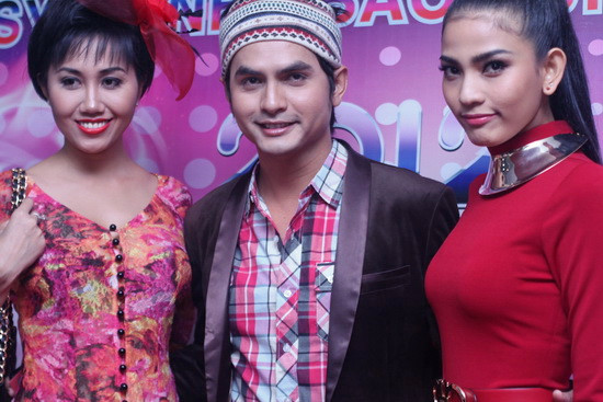 Mỹ Xuân chụp cùng Đức Tiến, Trương Thị May.