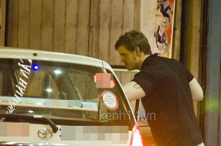 Sau đó, Taxi dừng trước cửa một khách sạn và một chàng trai nước ngoài ra đón Elly Trần vào. Sau đó, Taxi dừng trước cửa một khách sạn và một chàng trai nước ngoài ra đón Elly Trần vào.