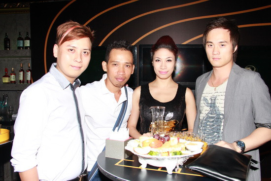 NTK Văn Thành Công, ca sĩ Pha Lê và hai người bạn NTK Văn Thành Công, ca sĩ Pha Lê và hai người bạn