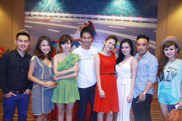 Các nghệ sĩ đến chúc mừng Vy Oanh. Từ trái sang: ca sĩ Hoàng Hải, MC Vân Hugo, diễn viên Midu, MC Phan Anh, ca sĩ Mỹ Dung, Vy Oanh, ca sĩ Tô Minh Thắng và MC Việt Nga.