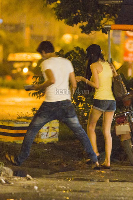 Vì hay ra nước ngoài làm việc nên các mối quan hệ của Elly khá rộng, nên chuyện cô đi cùng các người bạn nước ngoài cũng không phải là điều lạ. Vì hay ra nước ngoài làm việc nên các mối quan hệ của Elly khá rộng, nên chuyện cô đi cùng các người bạn nước ngoài cũng không phải là điều lạ.