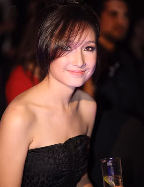 Anna Trương Là con riêng của nhạc sĩ Anh Quân và một người phụ nữ Đức, Anna Trương vừa mang vẻ đẹp Đức thuần khiết và quý phái vừa có cái vẻ dịu dàng, đằm thắm của phụ nữ Việt.