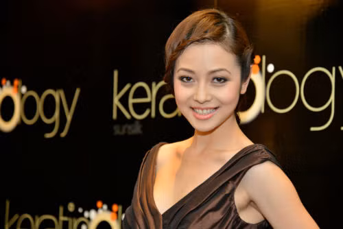 Jennifer Phạm thu hút mọi ánh nhìn bởi nụ cười tỏa sáng