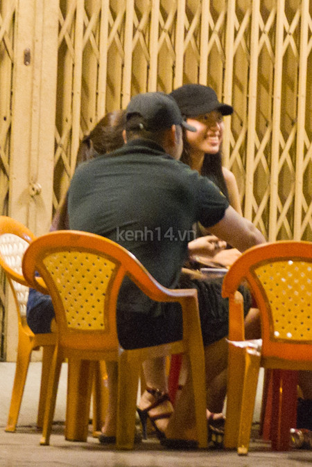 Elly đi ăn khuya cùng nhóm bạn. Tại bàn ăn, Elly trò chuyện khá vui vẻ với một anh chàng người nước ngoài. Sau khi ăn khuya xong, Elly cùng một người bạn đón taxi di chuyển đến một địa điểm khác. Phóng viên cũng bám theo và phát hiện Elly xuống taxi một mình. Đón cô nàng là một anh chàng người nước ngoài khác, khá to con. Thỉnh thoáng "dính" với chiếc điện thoại và lơ đi chàng Tây (mặc áo xanh). Elly đi ăn khuya cùng nhóm bạn. Tại bàn ăn, Elly trò chuyện khá vui vẻ với một anh chàng người nước ngoài. Sau khi ăn khuya xong, Elly cùng một người bạn đón taxi di chuyển đến một địa điểm khác. Phóng viên cũng bám theo và phát hiện Elly xuống taxi một mình. Đón cô nàng là một anh chàng người nước ngoài khác, khá to con. Thỉnh thoáng "dính" với chiếc điện thoại và lơ đi chàng Tây (mặc áo xanh).